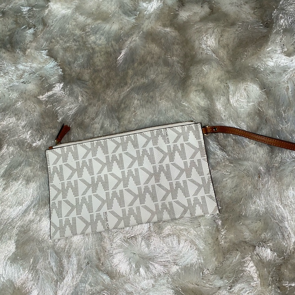 Vanilla Monogram Michael Kors wristlet authentic - Picture 3 of 5